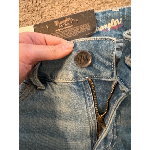 Wrangler Retro | Mae Denim Mid-Rise Shorts (Light Wash, 99% Cotton) - Picture 5 of 9